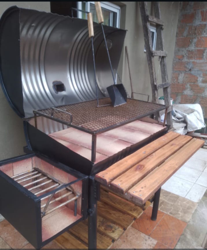 Parrilla artesanal con tapa de tambor y mesada de madera — Mar del Plata