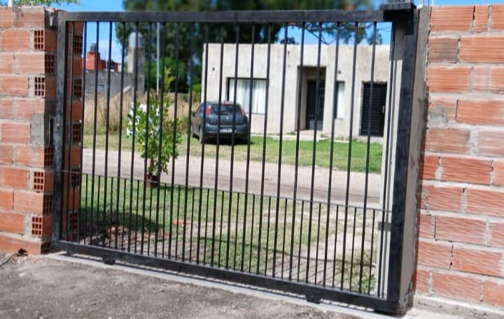 Portón corredizo negro de barras verticales — Mar del Plata