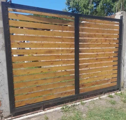 Portón con tablones de madera horizontal y marco metálico — Mar del Plata