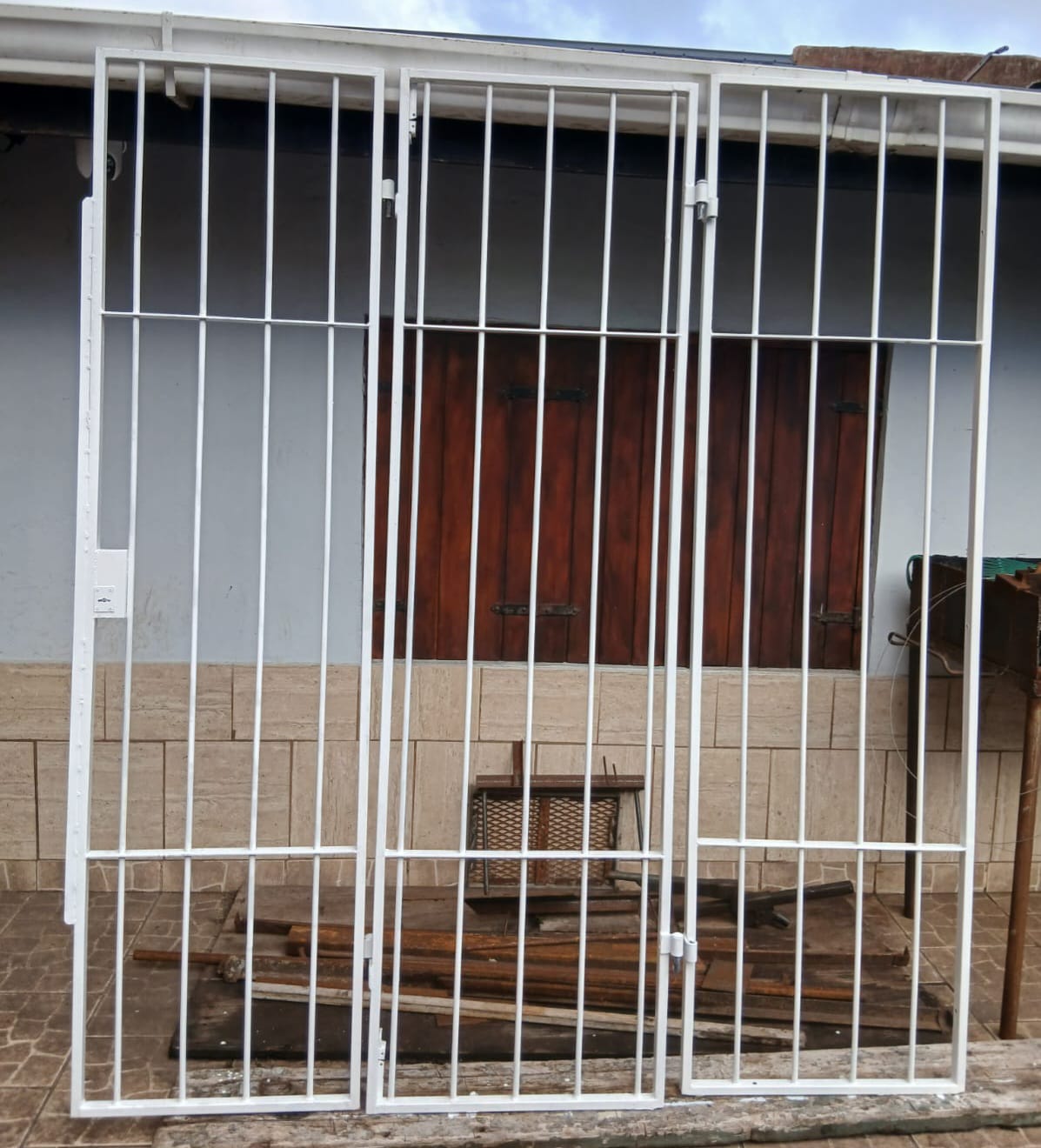 Reja blanca de frente con tres hojas y barras verticales — Mar del Plata